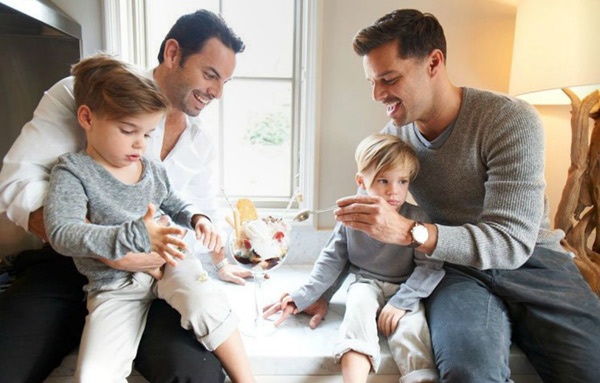 Mặc dù có 2 cậu con trai sinh đôi 5 tuổi kháu khỉnh Matteo và Valentino (của Rocky Martin nhờ mang thai hộ) nhưng đầu năm nay, ngôi sao nhạc Pop La Tinh và Carlos González Abella đã quyết định chia tay.