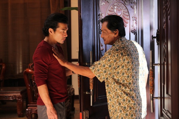 Nghệ sĩ Thương Tín và Trần Bảo Sơn trong một cảnh quay trong phim Đoạt hồn.