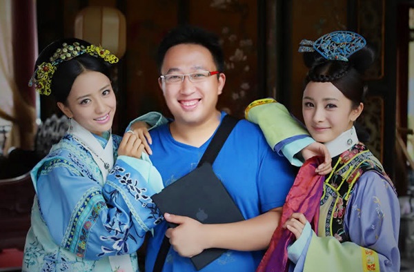 Nhà sản xuất kiêm biên kịch Vu Chính đứng giữa Đồng Lệ Á và Dương Mịch khi thực hiện bộ phim Cung tỏa tâm ngọc.