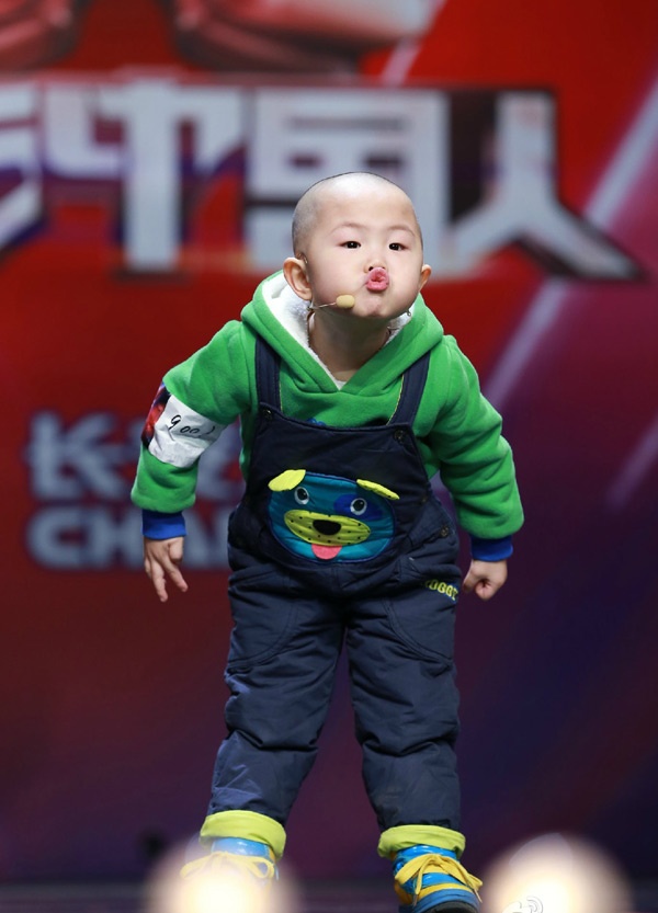 Chú nhóc 3 tuổi Trương Tuấn Hào vô cùng đáng yêu trên sân khấu Amazing Chinese.