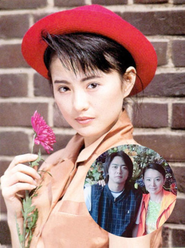 Đả nữ một thời của màn ảnh Hong Kong Lý Tái Phụng từng bị chồng phát hiện ngoại tình với nghệ sĩ múa Tông Thiên Ý nhỏ hơn 19 tuổi. Sự kiện này gây chấn động dư luận vì Tông Thiên Ý vốn là… con nuôi của Lý Tái Phụng.