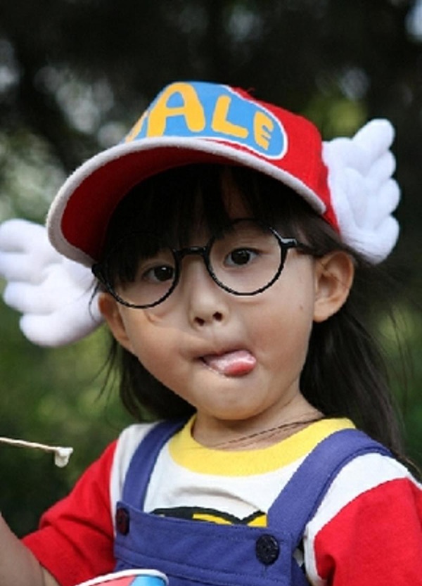 Với cặp mắt to tròn và nụ cười tươi rói, ngoài việc làm người mẫu quảng cáo, Tiểu Bồ Đào còn xuất hiện trong các phim Cái giá của thắng nữ 2, Phụng Hoàn Sào - Liên thành, Hồng tửu tiếu giai nhân…