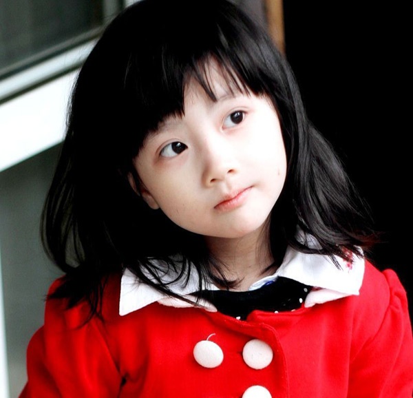 Cũng nhờ mẹ đưa hình lên mạng xã hội mà cô bé Tây Tử Tiểu Tiểu (tên thật Từ Tương Hàm, sinh ngày 26/5/2004) trở thành sao nhí rất được yêu thích. 