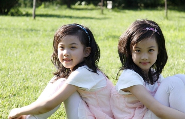 Cặp sinh đôi sinh năm 2003 này lần đầu tiên xuất hiện trên mạng vào năm lên 4, ngay lập tức thu hút sự chú ý. 