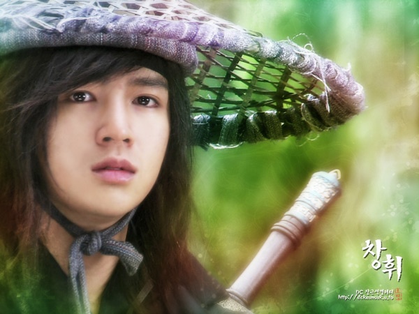 Anh chàng sinh năm 1987 này mang nhiều gương mặt, lúc thư sinh, lãng tử, khi thì nữ tính đến ngỡ ngàng. Song với vai diễn cổ trang, Jang Geun Suk lại níu giữ trái tim nhiều cô gái trẻ với hình ảnh đáng yêu.