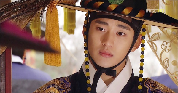 Năm 2012, Kim Soo Hyun khiến nhiều fan nữ loạn nhịp tim khi khoác lên người bộ trang phục xưa, đóng vai Quốc vương Lee Hwon trong bộ phim Mặt trăng ôm mặt trời.