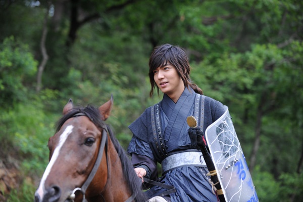 Trong bộ phim Faith (2012), lần đầu tiên Lee Min Ho trở thành người xưa với tạo hình cổ trang, hóa thân vào vai một võ sĩ thời Cao Ly có tình yêu với nữ bác sĩ đến từ thế kỷ 21 do Kim Hee Sun đảm nhận.