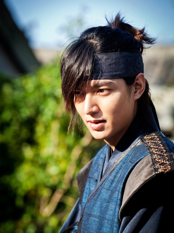 Nhiều khán giả nhận xét, tuy gương mặt Lee Min Ho vẫn mang nhiều nét hiện đại nhưng vẫn đủ sức thuyết phục người xem tin anh là chàng võ sĩ sinh sống nhiều trăm năm trước.