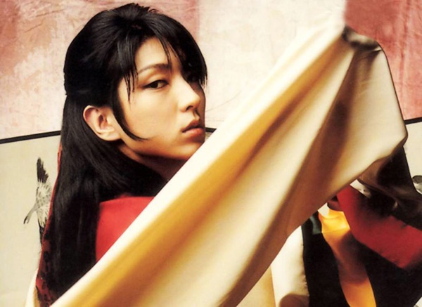 Bắt đầu từ bộ phim điện ảnh Vua và chàng hề, Lee Min Ki đã được công nhận là mỹ nam cổ trang của màn ảnh Hàn Quốc với vẻ đẹp lung linh hơn cả các cô gái.