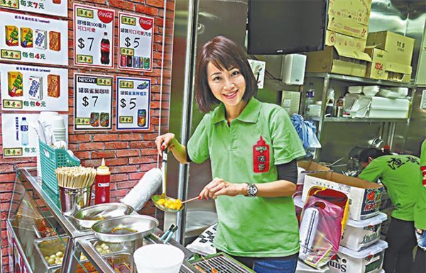 Đàm Tiểu Hoàn kinh doanh thức ăn đường phố.