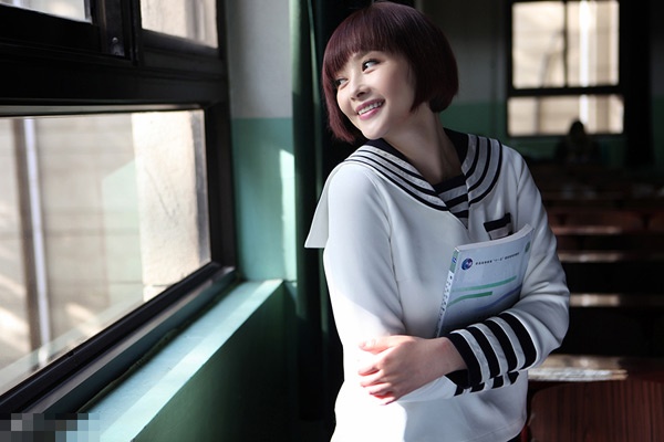 Tiêu Thục Thận trong hình ảnh nữ sinh.