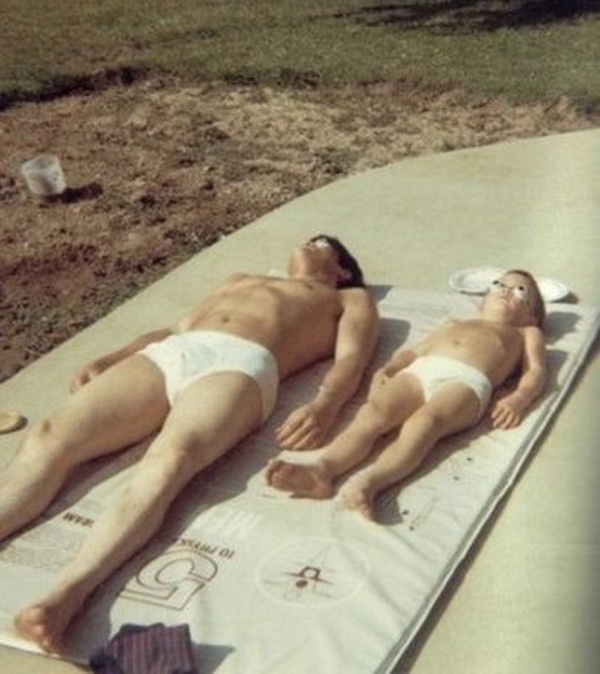 2 bố con Lý Tiểu Long - Lý Quốc Hào nằm phơi nắng.