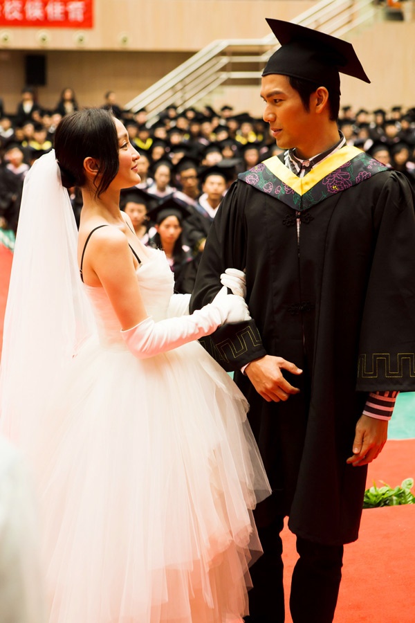 Châu Tấn và Chung Hán Lương trong cảnh quay đám cưới ở giảng đường.