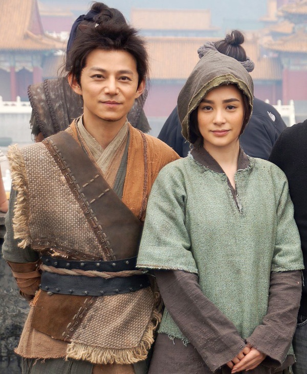 Hà Linh và Chung Hân Đồng trong ngày ra mắt đoàn phim.