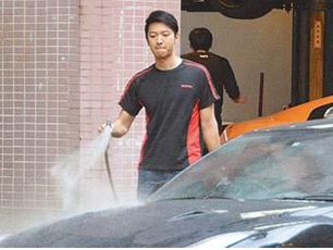 Nam vuong TVB phai kiem song bang nghe rua xe hinh anh