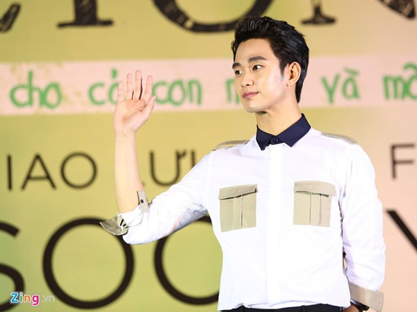 Mặc dù không cười nhưng Kim Soo Hyun vẫn tỏ thái độ thân thiện với các fan Việt Nam. (Ảnh: Thành Luân)