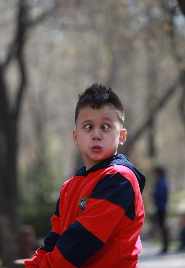 Ngoài đời, Tô Lai Đề là cậu bé hồn nhiên, hài hước và rất thông minh.