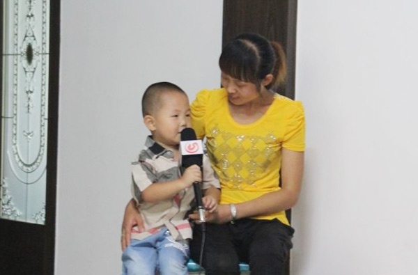 Trương Tuấn Hào cùng mẹ chạy show, tham gia các chương trình truyền hình.