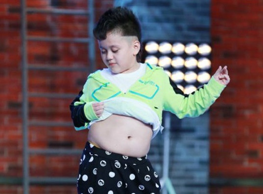 Cau be 9 tuoi mua bung khien cu dan mang thich thu hinh anh