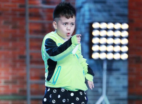 Cau be Tan Cuong 9 tuoi nhay hip hop va mua bung hinh anh