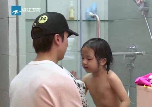 Ngô Tôn bị chỉ trích vì những hình ảnh tắm cho con gái.