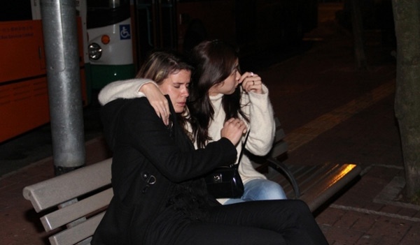 Báo chí Hong Kong săn được ảnh Keyla thân mật với bạn gái ngoài phố.