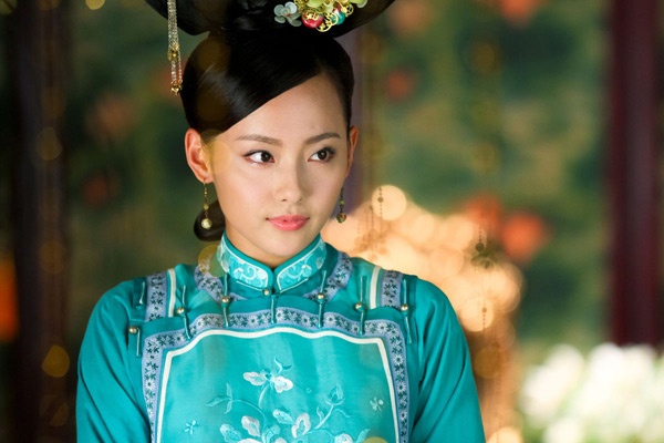 Năm 2012, Trương Gia Nghê liên tiếp đóng 2 phim của Vu Chính: vai Ngọc Thấu trong Cung tỏa châu liêm và vai Giang Bội Vân trong Khuynh thành tuyết.