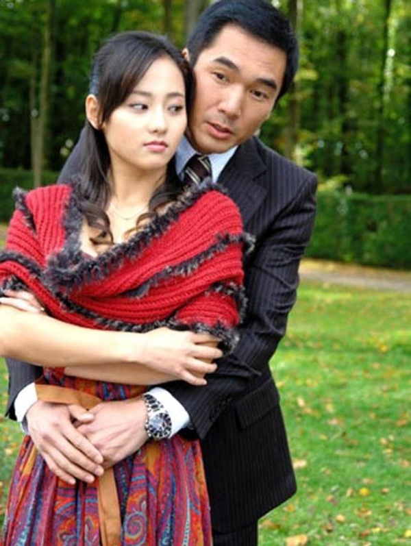 Năm 2007, được tuyển chọn trong một cuộc thi tìm kiếm diễn viên mới, Trương Gia Nghê may mắn có cơ hội cộng tác với Quỳnh Dao khi bà làm lại bộ phim truyền hình nổi tiếng Một thoáng mộng mơ, đảm nhận vai Uông Tử Lăng. Sau đó, cô còn có mặt trong Tân Hoàn Châu cách cách với nhân vật khách mời Hồ Nhược Lan.