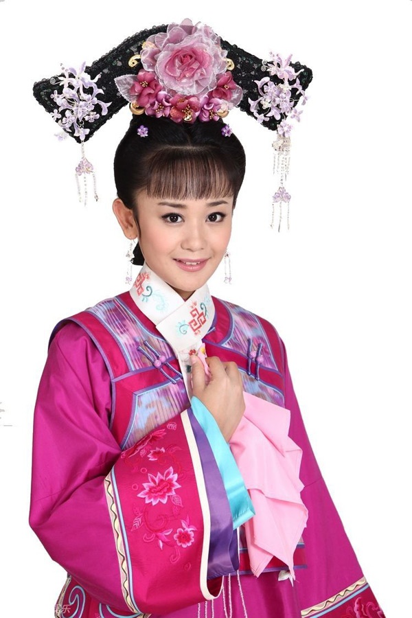 Tốt nghiệp Học viện hí kịch Thượng Hải năm 2006, sự nghiệp của Lục Hải khá lận đận, cho đến khi gặp Quỳnh Dao, được nữ văn sĩ giao vai Hạ Tử Vy trong Tân Hoàn Châu cách cách, tên tuổi của cô diễn viên sinh năm 1984 mới có cơ hội tỏa sáng.