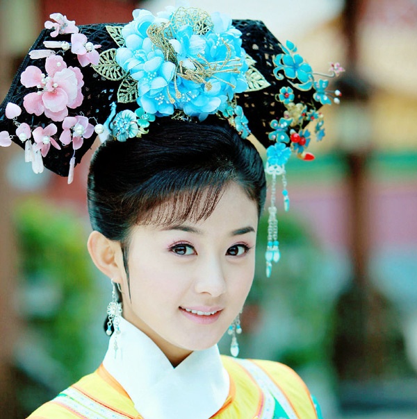 Vào nghề từ năm 2007, đóng khá nhiều phim nhưng mãi 4 năm sau, tên tuổi của Triệu Lệ Dĩnh mới được khán giả biết đến khi đảm nhận vai Tình Nhi trong Tân Hoàn Châu cách cách. 