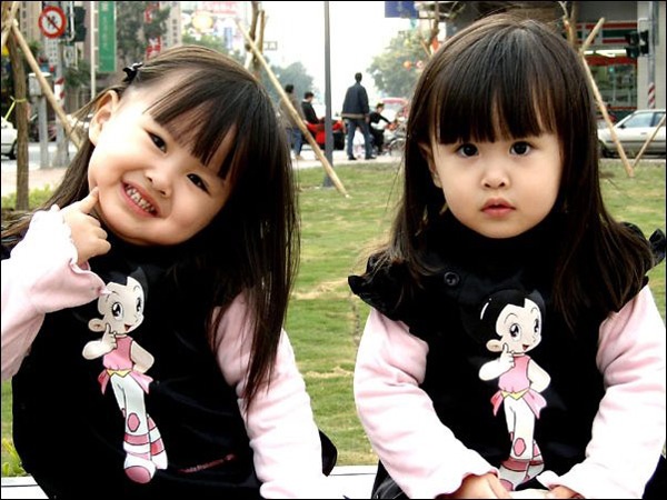 Cap sinh doi xinh xan me nhay mua gay sot dan mang hinh anh