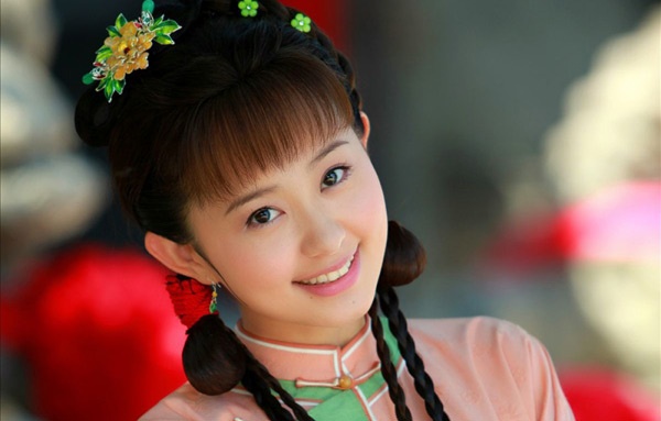 Cũng như Phạm Băng Băng, Tôn Diệu Kỳ được chú ý khi đảm nhận vai nàng hầu Kim Tỏa trong Tân Hoàn Châu cách cách. Gương mặt xinh xắn và chiều cao 1m72 khiến cô nổi bật hơn cả Lý Thạnh (Tiểu Yến Tử) và Hải Lục (Hạ Tử Vy).