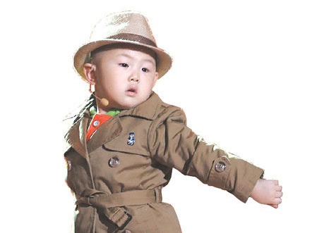 Cau be 3 tuoi gay sot bi nha bao loai khoi cuoc choi hinh anh