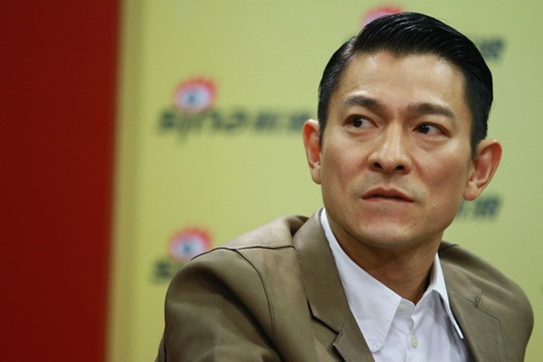 Lưu Đức Hoa vẫn đầy hấp dẫn dù đã 53 tuổi.