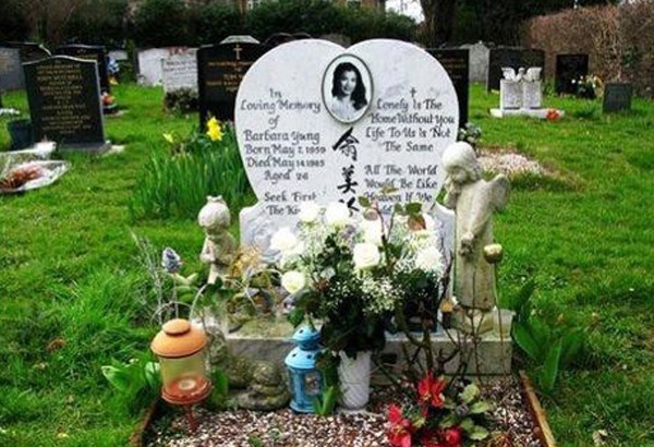 Khán giả mang hoa, bánh đến viếng mộ phần của Ông Mỹ Linh.