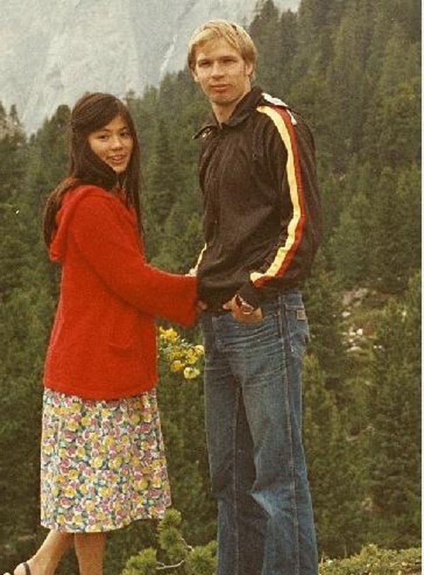 Khi còn sống bên Anh quốc, Ông Mỹ Linh có mối tình đầu khắc cốt ghi tâm với một chàng trai người Hà Lan. Chuyện tình của họ kéo dài 5 năm, từ 1976 đến 1981. Nhiều thông tin cho rằng vì quá buồn khi tan vỡ tình đầu, Ông Mỹ Linh quyết định quay về Hong Kong.