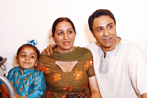 Vì gia đình đang sống bên Anh quốc nên Kiều Bảo Bảo cứ phải bay đi bay về để theo đuổi nghiệp diễn viên.