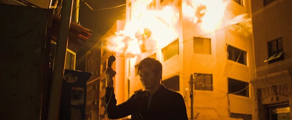 Hơn 2 năm sau khi tham gia bộ phim Dangerous Liaisons (Mối quan hệ nguy hiểm) cùng Chương Tử Di và Trương Bá Chi, Jang Dong Gun mới tái ngộ khán giả trong tác phẩm mới mang tên The Crying Man. 