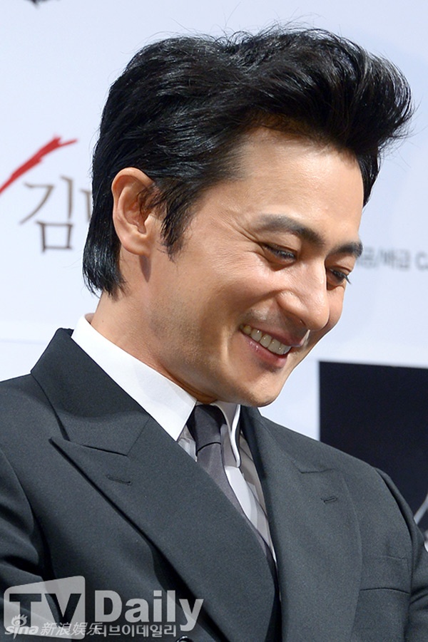 Mặc dù đã 42 tuổi nhưng trong buổi ra mắt phim sáng 8/5, Jang Dong Gun vẫn giữ được dáng vẻ phong độ, gương mặt đã hằn nhiều vết nhăn vẫn đầy sức quyến rũ. Anh lại tiếp tục 