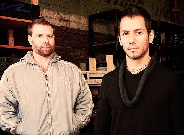 2 rocker cung cong khai la nguoi dong tinh hinh anh