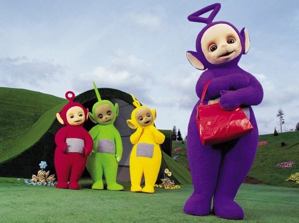 Tinky Winky bị cấm chiếu ở Ba Lan vì đeo ví như con gái.