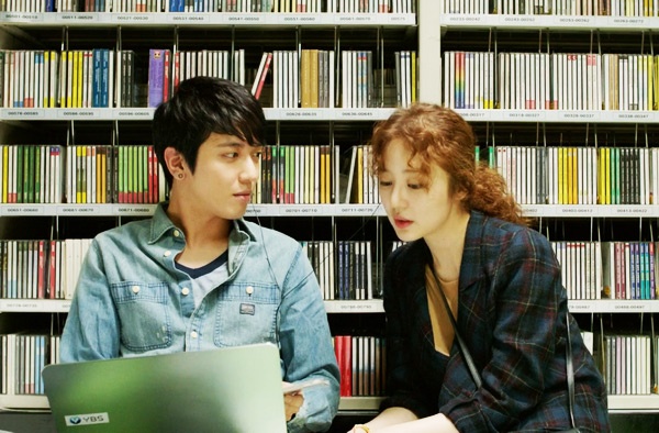 Cảnh quay ngọt ngào giữa Jung Young Hwa và đàn chị Yoon Eun Hye.
