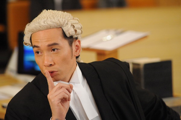 Đại luật sư nổi tiếng bản lĩnh nhưng không kém phần trẻ con trong Đại luật sư tranh tài.