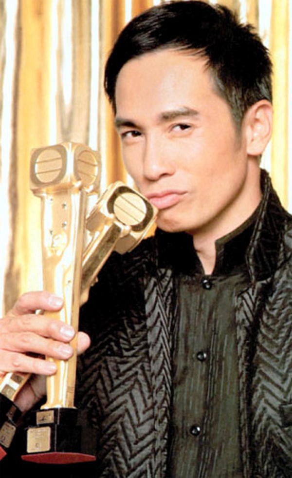 Trần Hào đăng quang Ảnh đế TVB năm 2007 với vai Đường Chí Án trong Sóng gió gia tộc.