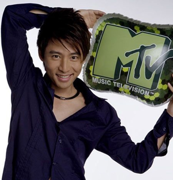 Có khán giả phát hiện Phạm Băng Băng từng thân mật với VJ nổi tiếng Vương Hàn Đào (ảnh)trong một quán bar. Tuy nhiên, chàng VJ đã phủ nhận, cho rằng 2 người chỉ là bạn bè.