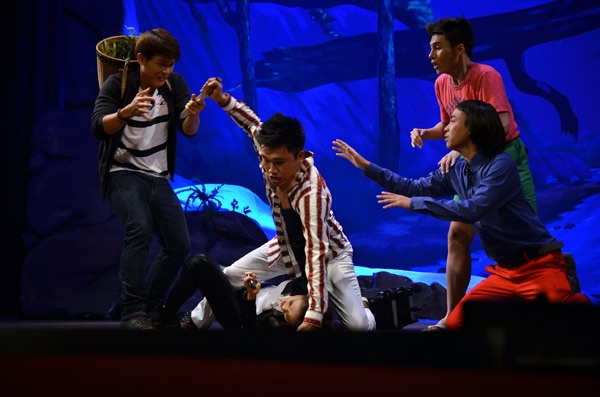 Vài hình ảnh trong vở Vũ điệu dưới trăng.