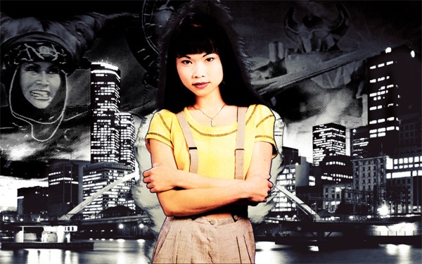 Thùy Trang (vai Siêu nhân vàng) cùng các diễn viên đóng vai siêu nhân phiên bản đầu tiên của series Mighty Morphin Power Rangers.