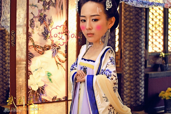 Nhân vật Từ Hiền phi do Trương Quân Ninh đóng.