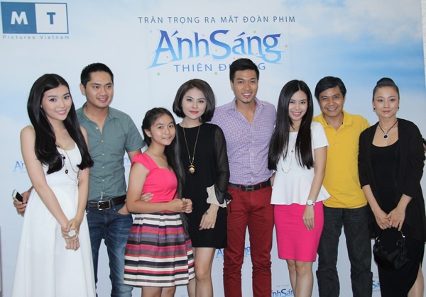 Dàn diễn viên chính trong ngày ra mắt đoàn phim Ánh sáng thiên đường.