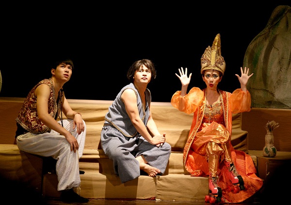 Thu Trang đóng vai Thần bình đi giày patin.